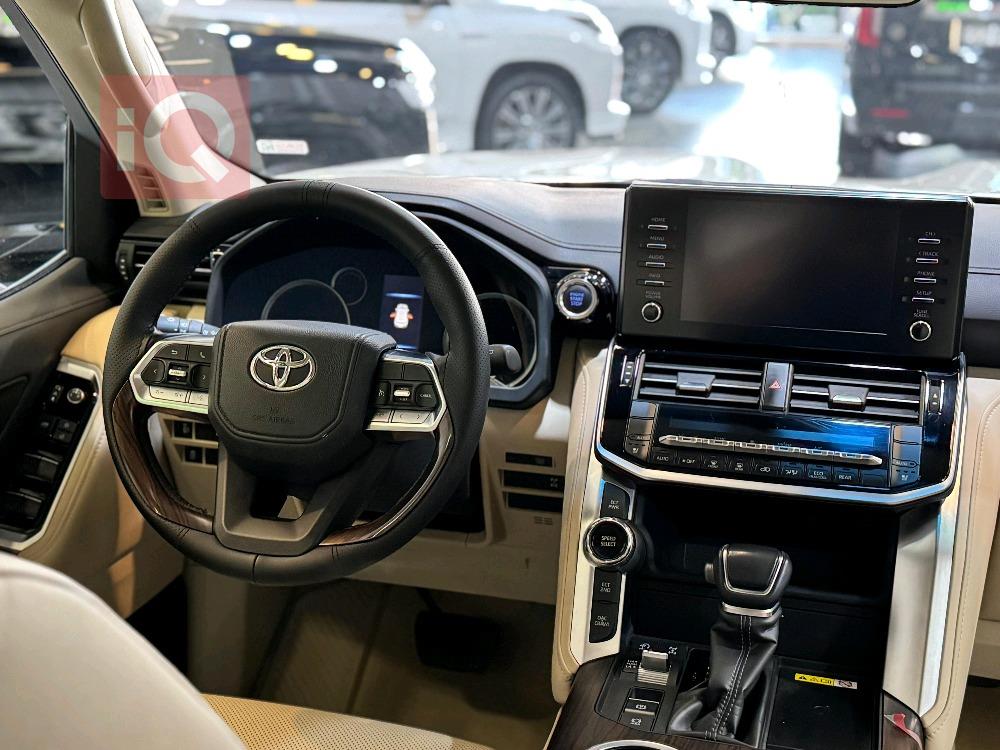 تۆیۆتا لاند کروزەر